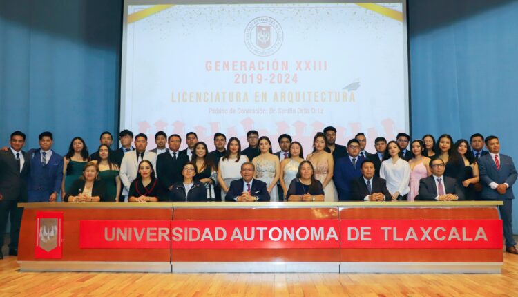 30 La UATx es un símbolo de identidad para nuestros egresados Rector B