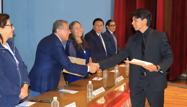 30 La UATx es un símbolo de identidad para nuestros egresados Rector C