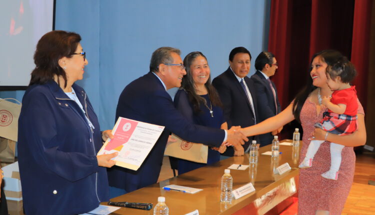 30 La UATx es un símbolo de identidad para nuestros egresados Rector D