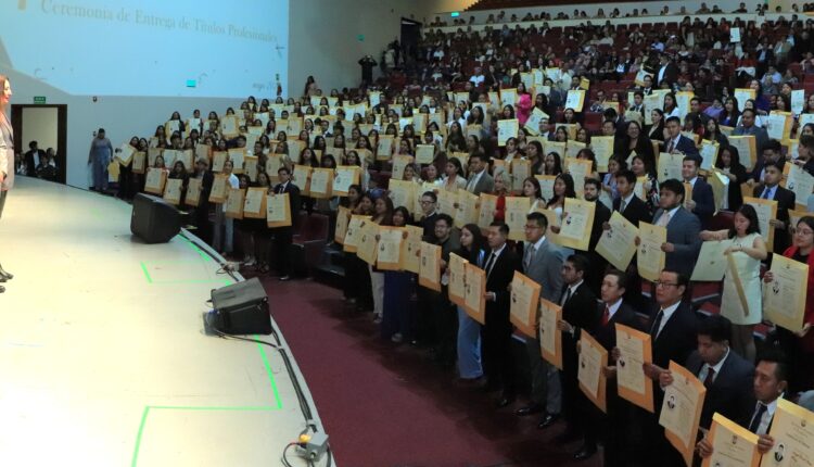 12 Cumple UATx con su compromiso social al entregar mil 326 títulos F